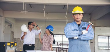 Mühendis ekibinden oluşan Banner Grubu inşaat binasında yönetici, müteahhit ve işçi ile birlikte Constrcution alanında beyin fırtınası yapıyor. Ekip mühendisi, kopyalama alanı ile plan takım çalışmasına göz atın
