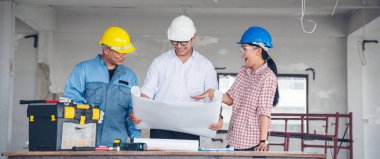 Mühendis ekibinden oluşan Banner Grubu inşaat binasında yönetici, müteahhit ve işçi ile birlikte Constrcution alanında beyin fırtınası yapıyor. Ekip mühendisi, kopyalama alanı ile plan takım çalışmasına göz atın