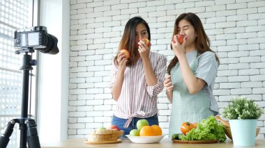 Asyalı etkili vlogger canlı olarak domates derisi bakımını sağlıklı beslenme tarzı olarak değerlendirin. İki Genç Bayan Arkadaş blogcusu Mutlu Yaşam Stili C vitamini sebze meyvesi blogu. Vlog İki kadın sosyal medyadan konuşuyor