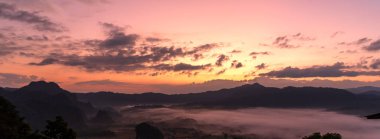Mor gökyüzü, gün doğumu dramatik manzara manzarası. Şafak vakti, mor, altın sarısı, alacakaranlık, güneş ışığıyla bulutlu. Panorama Dramatik, canlı, günbatımı manzaralı fotokopi alanı olan manzara.