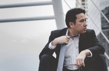 Ekonomik durgunluk, stres yaşayan ve işini kaybeden işsiz insanlar. Umutsuz ofis insanları stresli bir durumda hissederler. Orta yaşlı insanlar düşük ekonomik krizden umutsuzlar. Stresli İşsizlik Konsepti