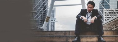 Banner Failure işadamı işsiz, ekonomik kriz stresi yaşıyor ve işini kaybediyor. Panorama Umutsuzluk İflas İflası Orta yaşlı iş adamları kopya alanı ile tüm dünyada başarısız durum