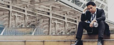 Banner Failure işadamı işsiz, ekonomik kriz stresi yaşıyor ve işini kaybediyor. Panorama Umutsuzluk İflas İflası Orta yaşlı iş adamları kopya alanı ile tüm dünyada başarısız durum