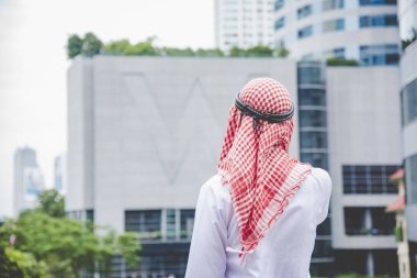 İslamcı adam modern uae şehrinde resmi Müslüman elbisesi giyer. Arap erkekleri geleneksel türban başörtüsü Müslüman yaşam tarzı. Arap Suudi Arabistan Kültürü. Çeşitlilik Arabistan Erkekleri ayakta