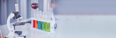 Banner Fen Laboratuvarı kimya laboratuarı mikroskop cam tüpler ve kimyasal deney tüpleri ile bilimsel arka plan. Renkli Sıvı Biyoloji Laboratuvarı Sıvı Bilimadamı