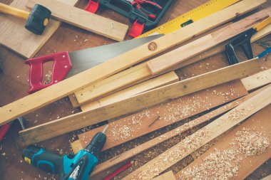 DIY el işi ahşap yığını marangoz ahşap işçiliği masasına itiraz ediyor. Cetvel ölçümlü mimar aletleri ile çekiç ev geliştirme ekipmanları. Ahşap marangoz inşaat atölyesini tamir ediyor.