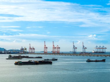 Lojistik nakliye iskelesi mühendislik vinç deposu lojistik ihracat terminali kontrolünde. Depo yük konteynır deposu rıhtım limanı yükleniyor. Lojistik deniz manzaralı nakliye portalı