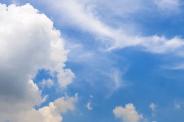 Tropik yaz mavi gökyüzü, yaz mevsiminde, güneşli ve bulutlu bir havada kabarık beyaz bulut. Açık mavi ufuk çizgisi ilkbahar güneş ışığı iklim arkaplanı. Cennet mavisi ekoloji yüksek manzaralı doğa.