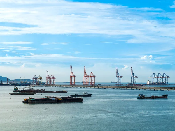 Lojistik nakliye iskelesi mühendislik vinç deposu lojistik ihracat terminali kontrolünde. Depo yük konteynır deposu rıhtım limanı yükleniyor. Lojistik deniz manzaralı nakliye portalı