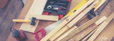 Banner DIY zanaatkar ahşap yığını marangoz marangoz el işçiliği masasına itiraz ediyor. Banner Architect marangozluk aletleri ev geliştirme ekipmanları. Kopya alanı olan ahşap marangoz inşaat atölyesi