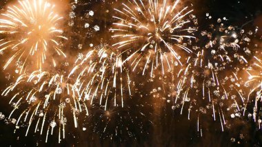 Altın Havai fişek, ulusal bayramı kutlamak için yıldönümünü kutluyor. 2024 yılına geri sayım, parti zamanı. Mutlu yıllar 2025, 4 Temmuz bayram festivali konsepti.