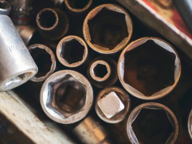 Mekanik aletler, araba tamirhanesi ve fotokopi alanı. Bulanık arkaplan mekanik servisi. Ağır vida paslı anahtarlar kirli tornavida nesneleri. Endüstriyel donanım