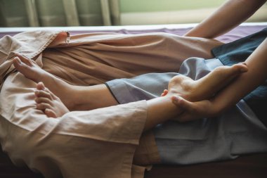 Thai Spa ayak masajı. Kadın bacak terapisi kaplıca salonundaki tedaviyi gevşetin. Spa vücut masajı. Kadın mutlu. Cildini rahatlat. Kaplıca yağı, vücut sağlığı, cilt bakımı terapisti.