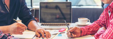 Banner Two işadamları büro masasında iş görüşmesi yapıyor. İş stratejisi grafiği olan takım çalışması ortakları takımı, bilgi finans raporu. Takım ortağı planlaması istatistik raporunu kopyalama alanı ile aştı