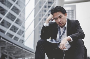 Ekonomik durgunluk, stres yaşayan ve işini kaybeden işsiz insanlar. Umutsuz ofis insanları stresli bir durumda hissederler. Orta yaşlı insanlar düşük ekonomik krizden umutsuzlar. Stresli İşsizlik Konsepti