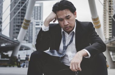 Ekonomik durgunluk, stres yaşayan ve işini kaybeden işsiz insanlar. Umutsuz ofis insanları stresli bir durumda hissederler. Orta yaşlı insanlar düşük ekonomik krizden umutsuzlar. Stresli İşsizlik Konsepti