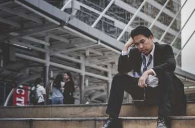 Ekonomik durgunluk, stres yaşayan ve işini kaybeden işsiz insanlar. Umutsuz ofis insanları stresli bir durumda hissederler. Orta yaşlı insanlar düşük ekonomik krizden umutsuzlar. Stresli İşsizlik Konsepti