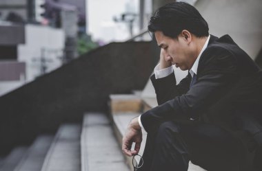 Ekonomik durgunluk, stres yaşayan ve işini kaybeden işsiz insanlar. Umutsuz ofis insanları stresli bir durumda hissederler. Orta yaşlı insanlar düşük ekonomik krizden umutsuzlar. Stresli İşsizlik Konsepti