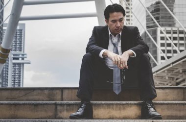 Ekonomik durgunluk, stres yaşayan ve işini kaybeden işsiz insanlar. Umutsuz ofis insanları stresli bir durumda hissederler. Orta yaşlı insanlar düşük ekonomik krizden umutsuzlar. Stresli İşsizlik Konsepti