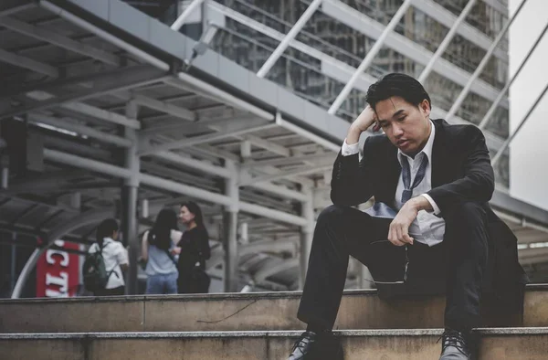 Ekonomik durgunluk, stres yaşayan ve işini kaybeden işsiz insanlar. Umutsuz ofis insanları stresli bir durumda hissederler. Orta yaşlı insanlar düşük ekonomik krizden umutsuzlar. Stresli İşsizlik Konsepti