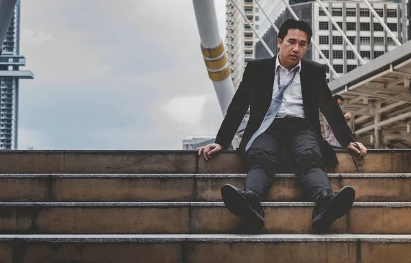 Ekonomik durgunluk, stres yaşayan ve işini kaybeden işsiz insanlar. Umutsuz ofis insanları stresli bir durumda hissederler. Orta yaşlı insanlar düşük ekonomik krizden umutsuzlar. Stresli İşsizlik Konsepti