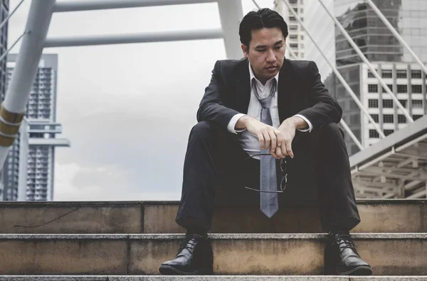 Ekonomik durgunluk, stres yaşayan ve işini kaybeden işsiz insanlar. Umutsuz ofis insanları stresli bir durumda hissederler. Orta yaşlı insanlar düşük ekonomik krizden umutsuzlar. Stresli İşsizlik Konsepti