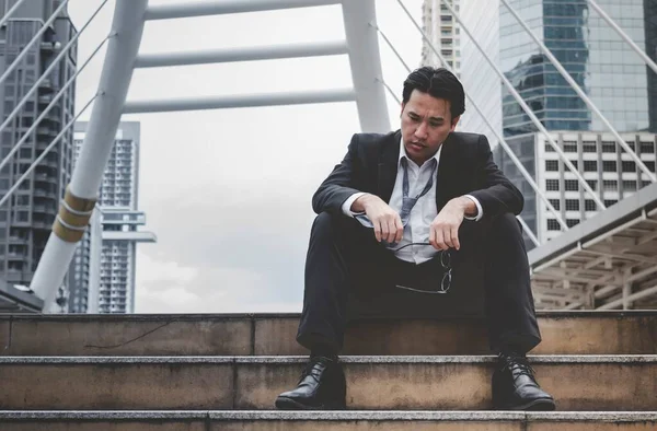 Ekonomik durgunluk, stres yaşayan ve işini kaybeden işsiz insanlar. Umutsuz ofis insanları stresli bir durumda hissederler. Orta yaşlı insanlar düşük ekonomik krizden umutsuzlar. Stresli İşsizlik Konsepti