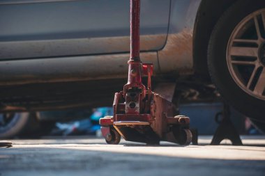Mekanik aletler, araba tamirhanesi ve fotokopi alanı. Bulanık arkaplan mekanik servisi. Ağır vida paslı anahtarlar kirli tornavida nesneleri. Endüstriyel donanım