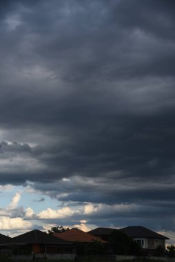 Dikey dramatik kara fırtına yağmuru kara gökyüzünü bulutlandırıyor. Kara fırtına bulutlu yağmurlu atmosfer. Fırtına iklimi bozar. Toz bulutu fırtınası felaket kasvetli gri bulut gökyüzü