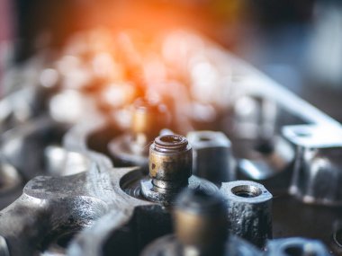 Mekanik aletler, araba tamirhanesi ve fotokopi alanı. Bulanık arkaplan mekanik servisi. Ağır vida paslı anahtarlar kirli tornavida nesneleri. Endüstriyel donanım