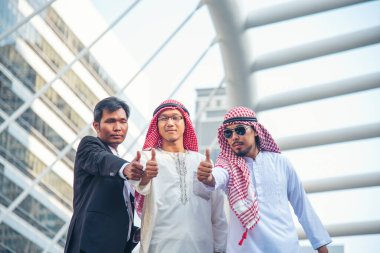 Arap müslüman takımı, BAE sendikası çalışanları ile konuşuyor. Birleşik Arap Emirlikleri 'nden oluşan bir grup insan modern Müslüman kente danışmayı tartışıyor. Portre Mutlu Girişimci Yönetici Gülümseme Ekibi