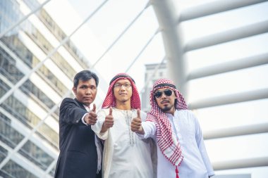 Arap müslüman takımı, BAE sendikası çalışanları ile konuşuyor. Birleşik Arap Emirlikleri 'nden oluşan bir grup insan modern Müslüman kente danışmayı tartışıyor. Portre Mutlu Girişimci Yönetici Gülümseme Ekibi