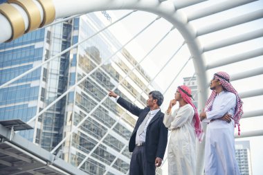 Arap müslüman takımı, BAE sendikası çalışanları ile konuşuyor. Birleşik Arap Emirlikleri 'nden oluşan bir grup insan modern Müslüman kente danışmayı tartışıyor. Portre Mutlu Girişimci Yönetici Gülümseme Ekibi