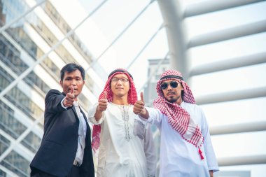 Arap müslüman takımı, BAE sendikası çalışanları ile konuşuyor. Birleşik Arap Emirlikleri 'nden oluşan bir grup insan modern Müslüman kente danışmayı tartışıyor. Portre Mutlu Girişimci Yönetici Gülümseme Ekibi