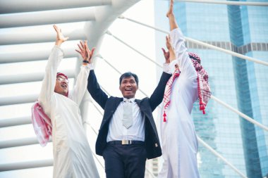 Arap müslüman takımı, BAE sendikası çalışanları ile konuşuyor. Birleşik Arap Emirlikleri 'nden oluşan bir grup insan modern Müslüman kente danışmayı tartışıyor. Portre Mutlu Girişimci Yönetici Gülümseme Ekibi