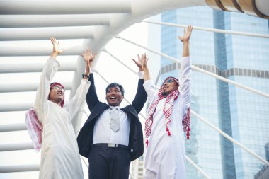 Arap müslüman takımı, BAE sendikası çalışanları ile konuşuyor. Birleşik Arap Emirlikleri 'nden oluşan bir grup insan modern Müslüman kente danışmayı tartışıyor. Portre Mutlu Girişimci Yönetici Gülümseme Ekibi