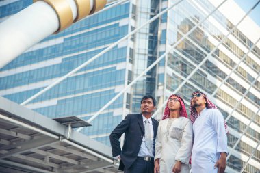 Arap müslüman takımı, BAE sendikası çalışanları ile konuşuyor. Birleşik Arap Emirlikleri 'nden oluşan bir grup insan modern Müslüman kente danışmayı tartışıyor. Portre Mutlu Girişimci Yönetici Gülümseme Ekibi