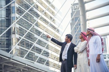 Arap müslüman takımı, BAE sendikası çalışanları ile konuşuyor. Birleşik Arap Emirlikleri 'nden oluşan bir grup insan modern Müslüman kente danışmayı tartışıyor. Portre Mutlu Girişimci Yönetici Gülümseme Ekibi