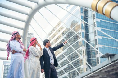 Arap müslüman takımı, BAE sendikası çalışanları ile konuşuyor. Birleşik Arap Emirlikleri 'nden oluşan bir grup insan modern Müslüman kente danışmayı tartışıyor. Portre Mutlu Girişimci Yönetici Gülümseme Ekibi