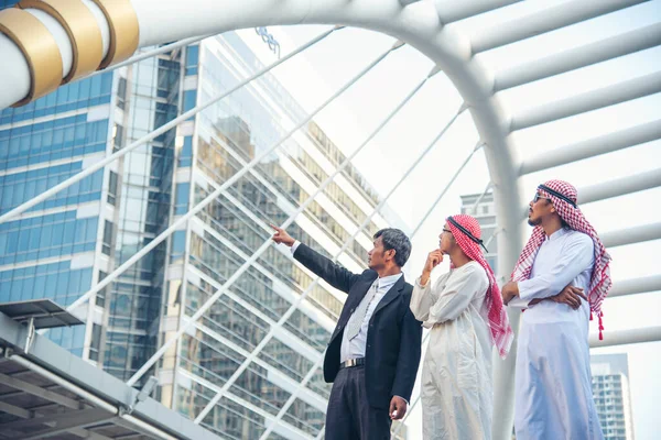 Arap müslüman takımı, BAE sendikası çalışanları ile konuşuyor. Birleşik Arap Emirlikleri 'nden oluşan bir grup insan modern Müslüman kente danışmayı tartışıyor. Portre Mutlu Girişimci Yönetici Gülümseme Ekibi