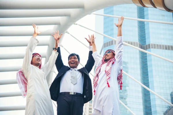 Arap müslüman takımı, BAE sendikası çalışanları ile konuşuyor. Birleşik Arap Emirlikleri 'nden oluşan bir grup insan modern Müslüman kente danışmayı tartışıyor. Portre Mutlu Girişimci Yönetici Gülümseme Ekibi