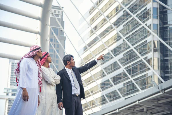 Arap müslüman takımı, BAE sendikası çalışanları ile konuşuyor. Birleşik Arap Emirlikleri 'nden oluşan bir grup insan modern Müslüman kente danışmayı tartışıyor. Portre Mutlu Girişimci Yönetici Gülümseme Ekibi