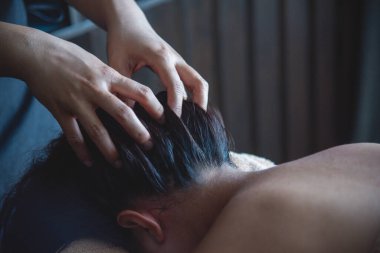 Masaj Tayland Spa Kafa Terapisi, boyun masajı, ağrı kesici. Kadın ofis sendromu terapisi tedavi merkezini gevşetin. Kadın terapist baş ağrısı giderici baş masajı
