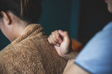 Masaj Tayland Spa Kafa Terapisi, boyun masajı, ağrı kesici. Kadın ofis sendromu terapisi tedavi merkezini gevşetin. Kadın terapist baş ağrısı giderici baş masajı