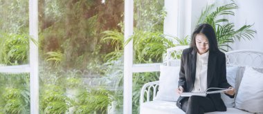 Banner Business Woman konferans odasında defter toplantı gündemine yazı yazıyor. Banner Woman Hands ofis kağıdı yazıyor. Kopya alanı olan, kalem tutan kadın kişisel düzenleyici