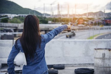 Mühendis kadın elleri inşaat mühendisliği için kaskını tutuyor. Rafineri kadın mühendis petrol endüstrisinin elleri işçi kaskını tutuyor. Rafineri endüstrisi mühendisliği