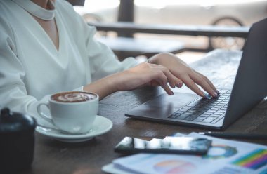 Ev ofisinde bilgisayarla bilgisayar kullanarak çalışan Asyalı kadının mutluluğu. Keyfine bak Asyalı iş kadını klavye yazıyor dizüstü bilgisayar kullanıyor gülümsüyor, ev ofisine gülüyor..