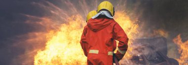 İtfaiyeciler dumanla savaşırken yangın hortumu kimyasal köpük püskürtme motoru kullanır. İtfaiyeci kurtarma eğitimi yangın söndürücüde. İtfaiyeciler korunmak için sıkı şapka, güvenlik üniforması giyerler.