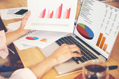 Sayısal muhasebeci kadınların elleri, istatistik tablosu iş grafiği grafiklerine işaret ederek özet rapor oluşturur. İki İş adamı strateji pazarlama ekibi rapor çizelgesi, grafik, bilgi veri analizi