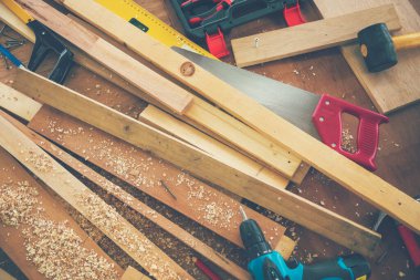 DIY el işi ahşap yığını marangoz ahşap işçiliği masasına itiraz ediyor. Cetvel ölçümlü mimar aletleri ile çekiç ev geliştirme ekipmanları. Ahşap marangoz inşaat atölyesini tamir ediyor.